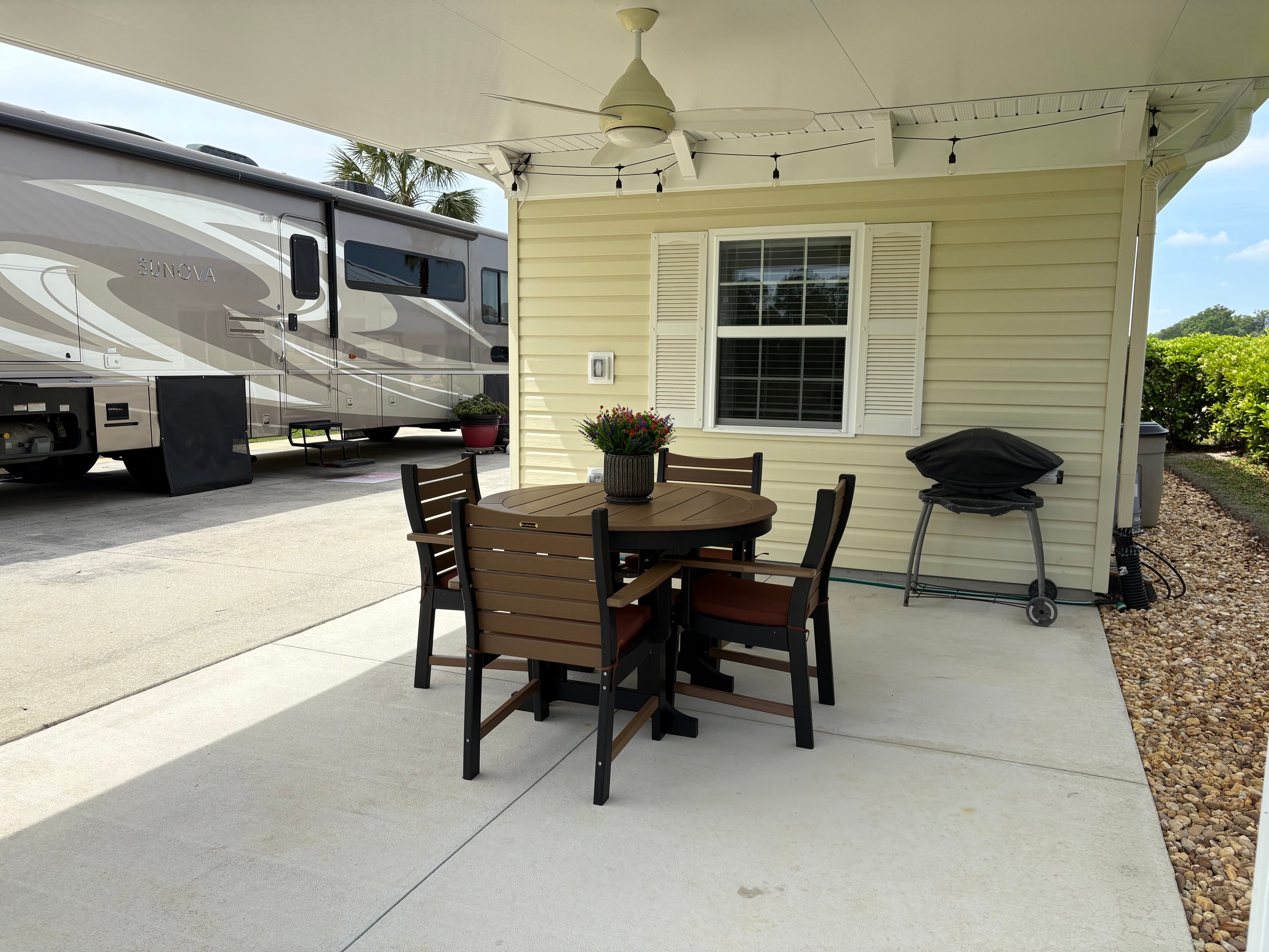DURAWEATHER POLY® 5-Piece Brookshire Dining Table Set